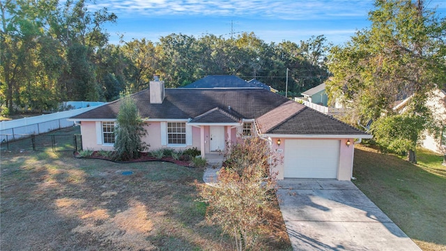 view of front of home featuring a front yard and a garage