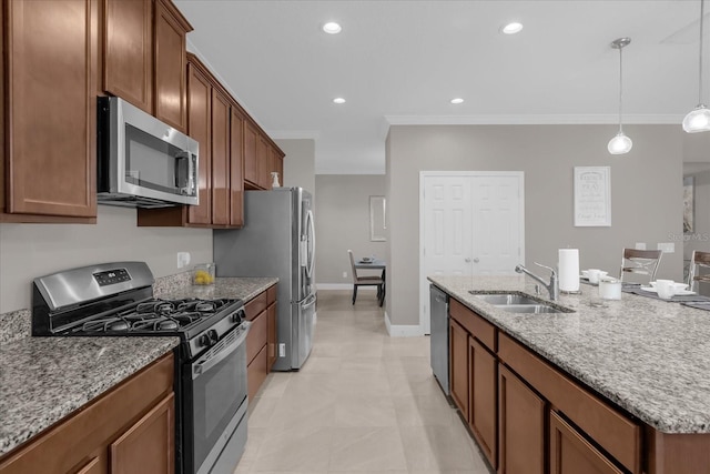 kitchen with sink, stainless steel appliances, crown molding, and an island with sink