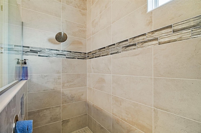 full bathroom featuring tiled shower