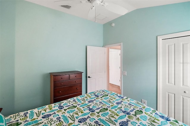 bedroom with ceiling fan, a closet, and vaulted ceiling