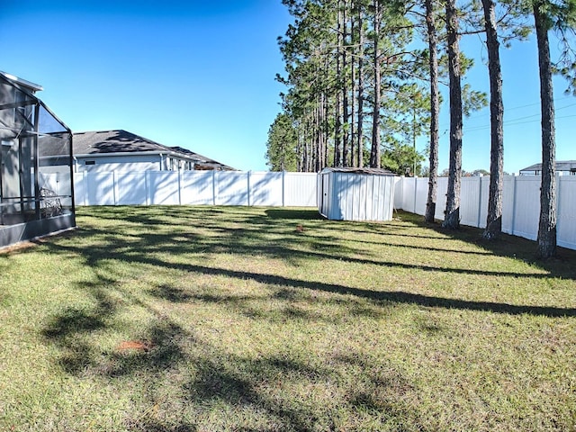 view of yard featuring a shed