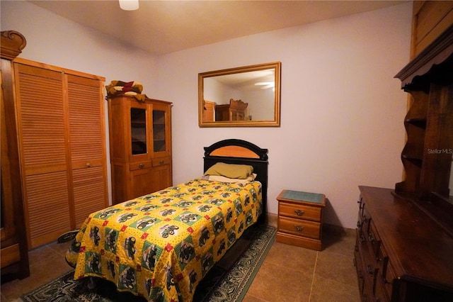 bedroom featuring a closet and ceiling fan