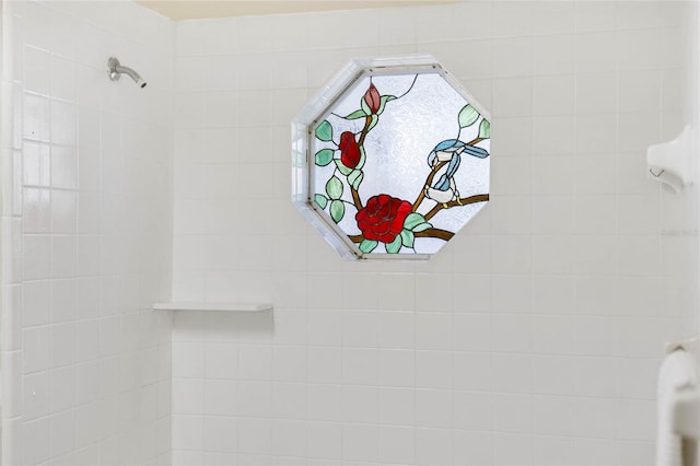 details featuring tiled shower