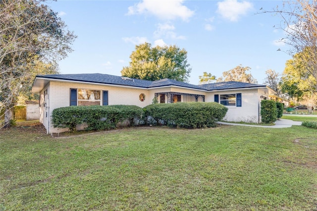 ranch-style house featuring a front yard