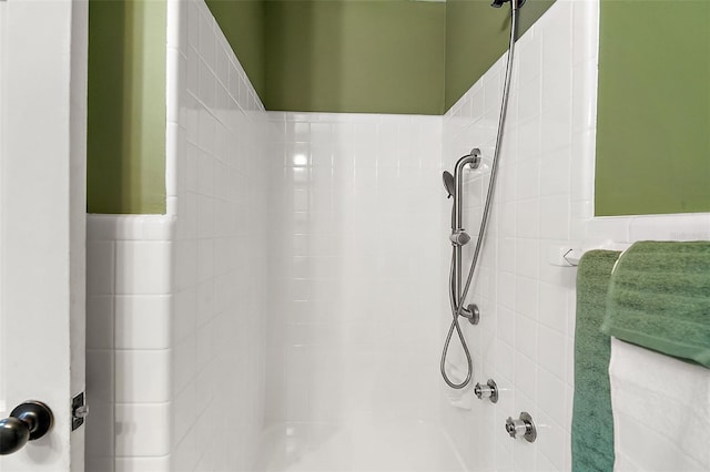 bathroom with tiled shower / bath combo