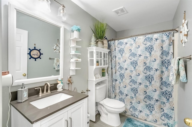 bathroom featuring a shower with curtain, vanity, and toilet