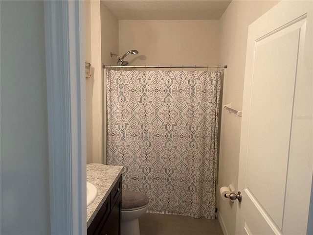 bathroom featuring a shower with curtain, vanity, toilet, and a textured ceiling