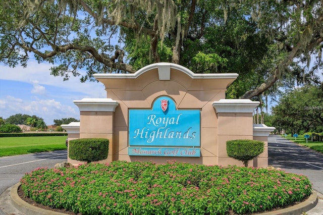 view of community / neighborhood sign