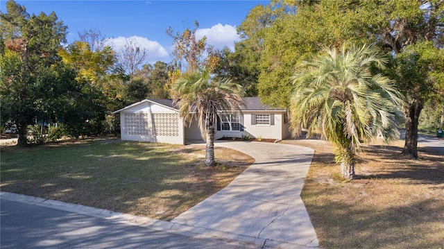 ranch-style home featuring a front lawn