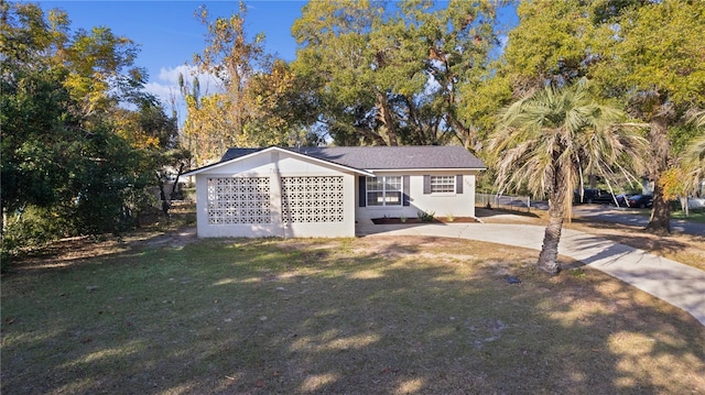 ranch-style home featuring a front lawn