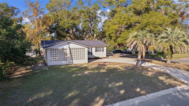 single story home with a front lawn