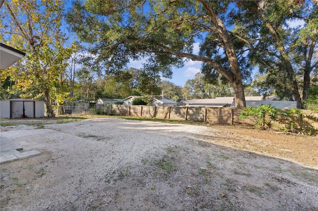 view of yard featuring a shed