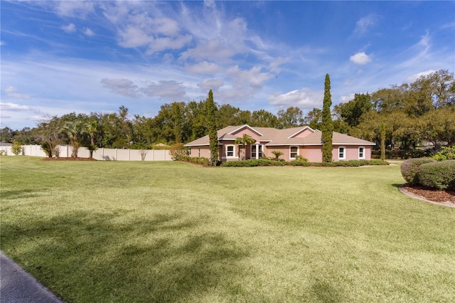 view of front of property featuring a front lawn