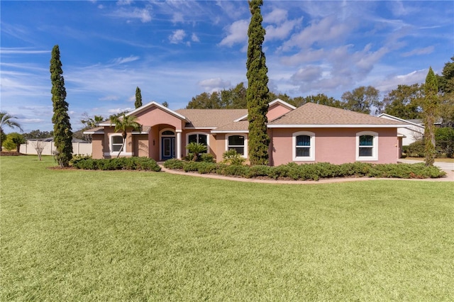 view of front of home featuring a front yard