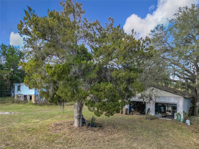 view of yard featuring an outbuilding