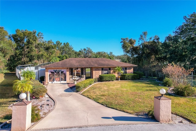 ranch-style home featuring a front lawn