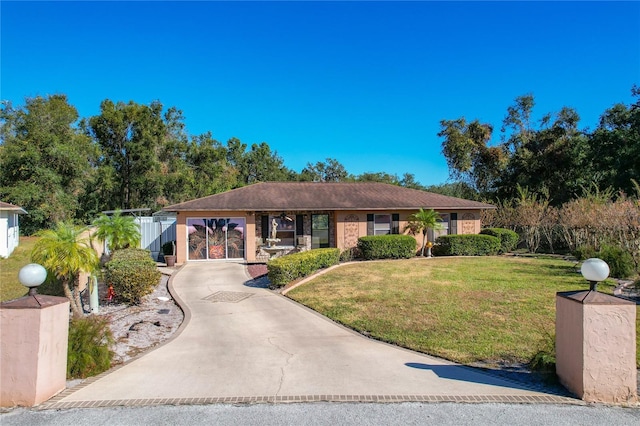 single story home featuring a front lawn