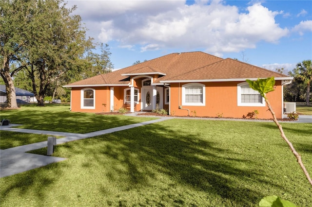 ranch-style home featuring a front lawn