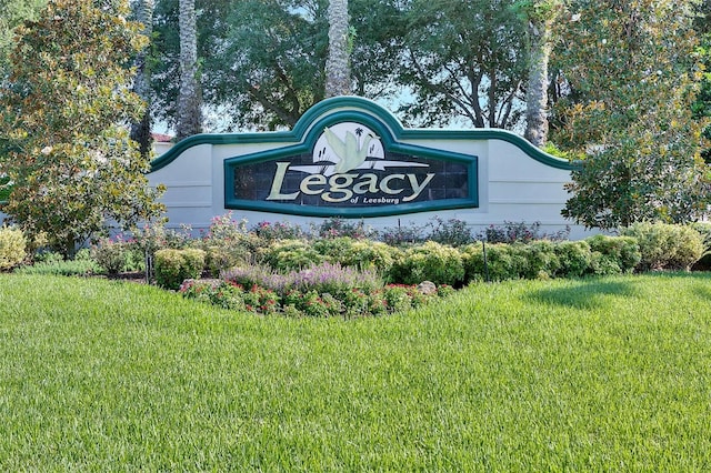 community sign featuring a yard