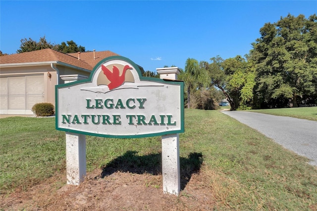 community sign featuring a yard