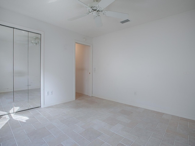 unfurnished bedroom featuring ceiling fan and a closet