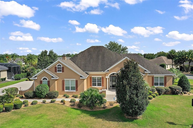 view of front facade featuring a front lawn