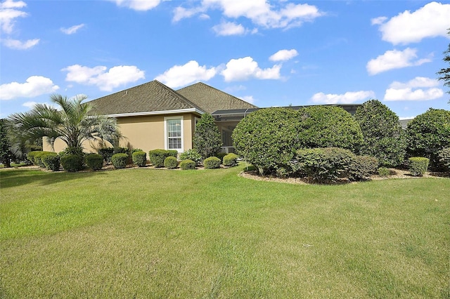 view of front of property featuring a front lawn