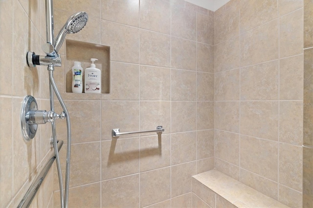 bathroom featuring a tile shower