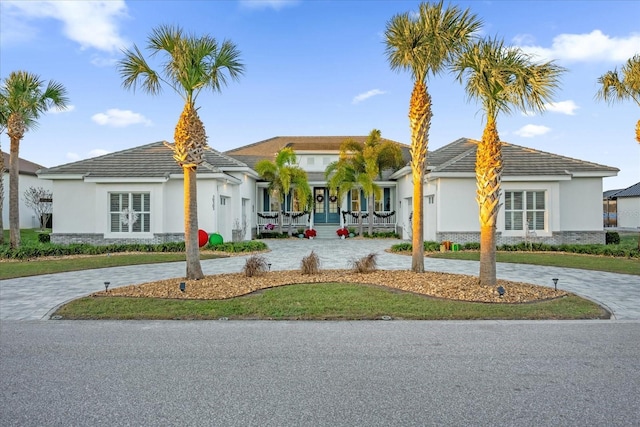 view of front facade featuring covered porch and a front lawn