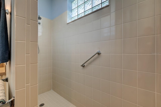 bathroom featuring tiled shower