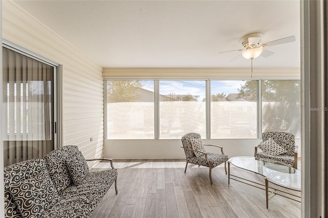 sunroom with ceiling fan