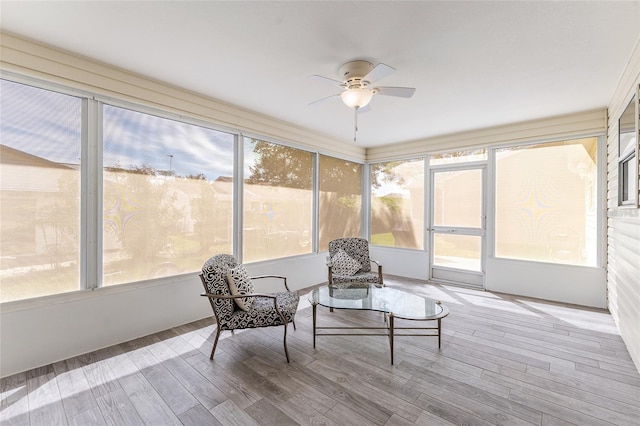 sunroom with ceiling fan