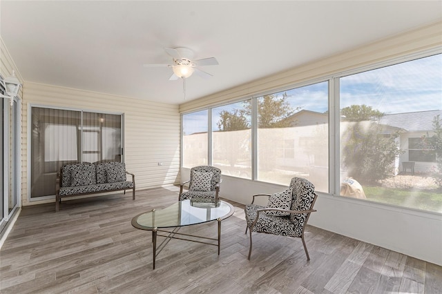 sunroom with ceiling fan