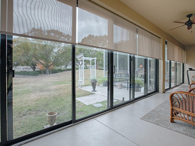 sunroom with ceiling fan