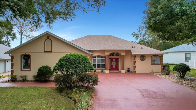 single story home featuring a front lawn