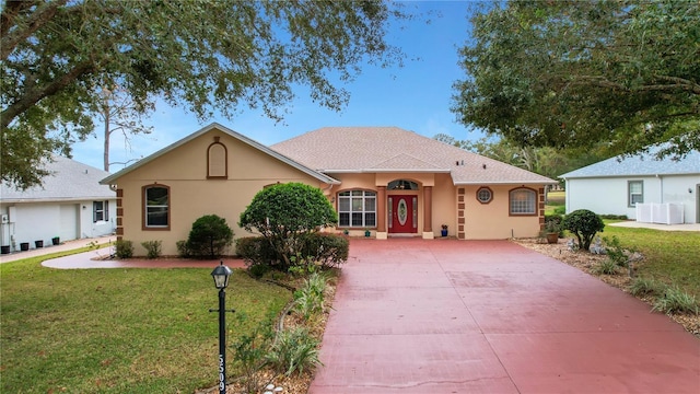 view of front of home featuring a front lawn