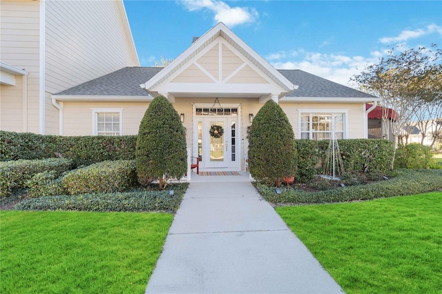 view of front facade featuring a front lawn