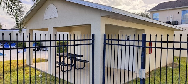 view of gate featuring a lawn