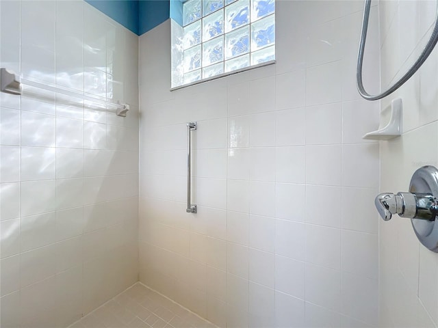 bathroom featuring a tile shower