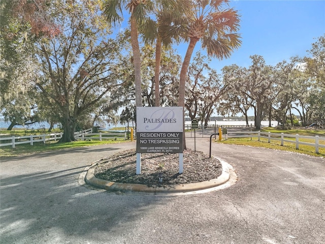 view of community / neighborhood sign