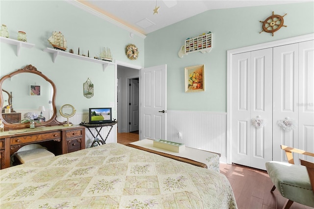 bedroom featuring crown molding, a closet, and lofted ceiling