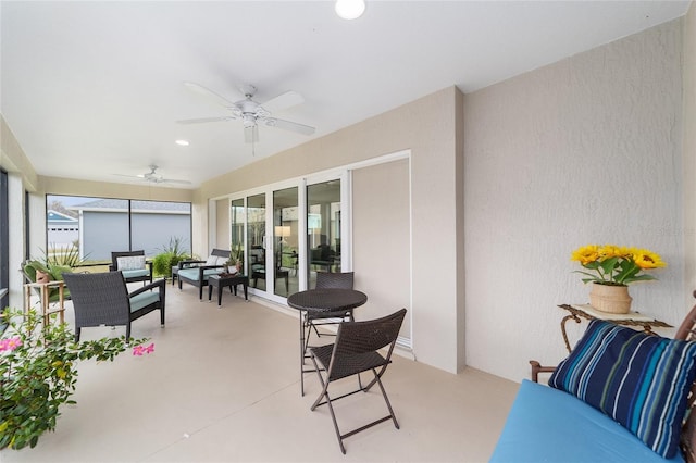 sunroom with ceiling fan