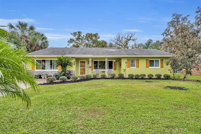 ranch-style home featuring a front lawn