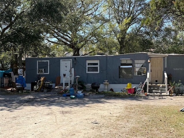 manufactured / mobile home featuring entry steps