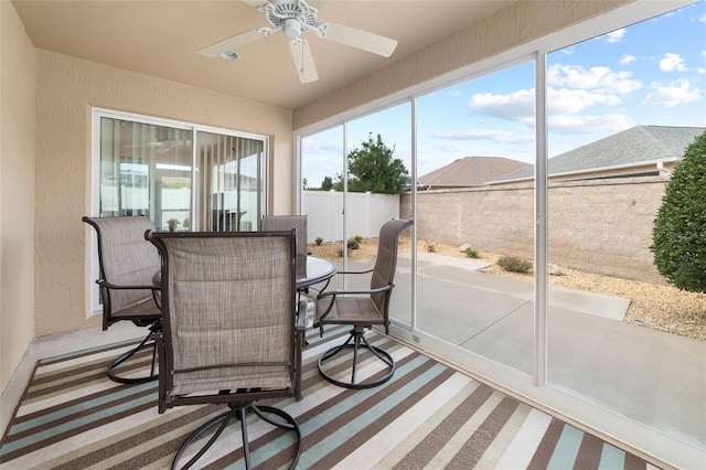 sunroom with ceiling fan