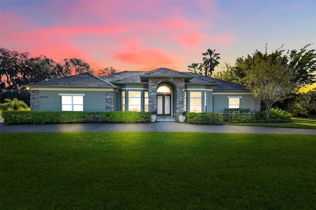 view of front facade featuring a lawn