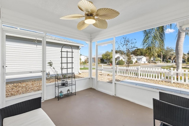 sunroom with ceiling fan