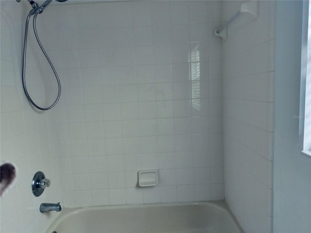 bathroom with tiled shower / bath combo