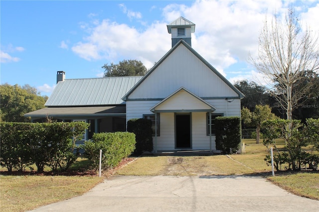 view of front of home featuring a front lawn