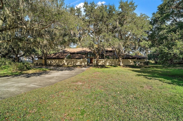 view of front of home with a front lawn